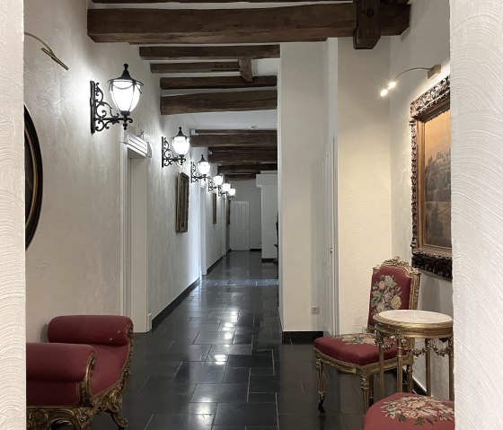 Hallway in the castle house, © Nordeifel Tourismus GmbH & Burghaus und Villa Kronenburg