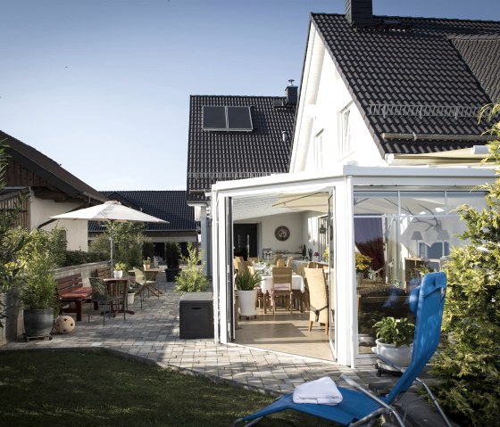 Terrasse und Wintergarten vom Garten gesehen, © Nordeifel Tourismus GmbH & Haus am Hahnenberg