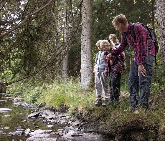 Family by the water, © eifel-tourismus-gmbh_tobias-vollmer