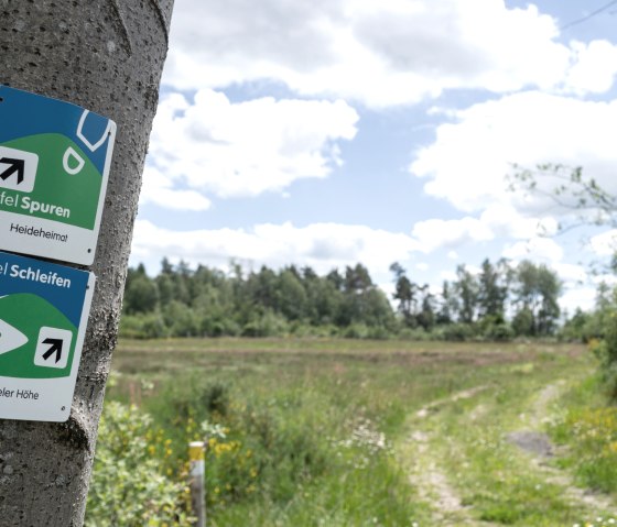 Wegweisung, Eifelspur Heideheimat, © Nordeifel Tourismus GmbH