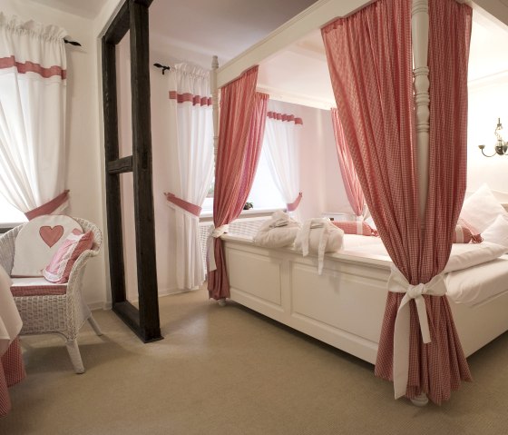 romantic double room, © Nordeifel Tourismus GmbH & Villa Kronenburg