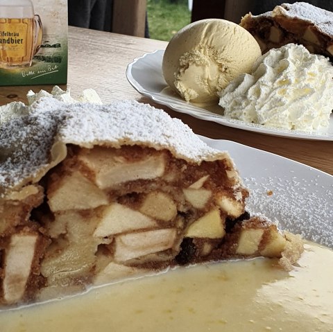 Apfelstrudel im Golfstübchen in Gillenfeld, © Golfstübchen Gillenfeld