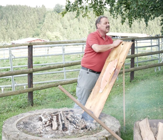 Lachs am Brett am Lagerfeuer, © Elke Greven & Nordeifel Tourismus GmbH