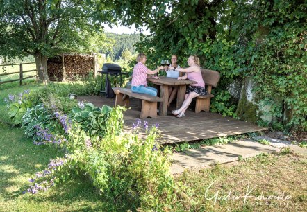 Gartenterrasse mit Weitblick unter alten Bäumen, © Elke Greven & Nordeifel Tourismus GmbH